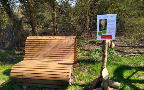 Ruhebank mit Schild, Holzstücke um Osterhasen anzumalen 