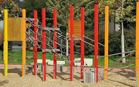Spielplatz wieder geöffnet Spielplatz mit Spielgeräten