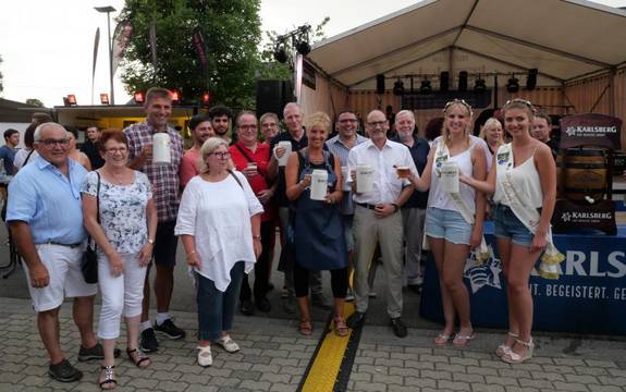 Ausgelassene Stimmung bei der Eröffnung des 38. Stennweiler Dorffestes. Foto: Sand/Gemeinde image-368