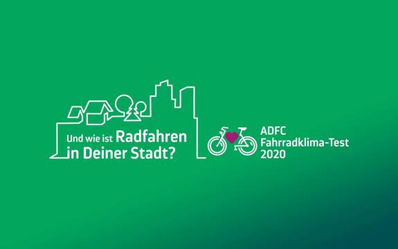 Grüner Hintergrund, auf dem eine Stadt und eine Fahrrad abgebildet sind. Darauf steht: Und wie ist Radfahren in deiner Stadt? ADFC-Fahrradklima-Test 2020