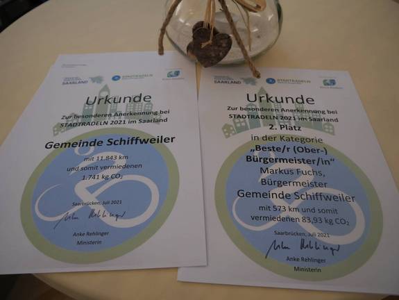 Die Gemeinde Schiffweiler und der Bürgermeister erhielten für ihre STADTRADELN-Leistungen Urkunden vom Ministerium.