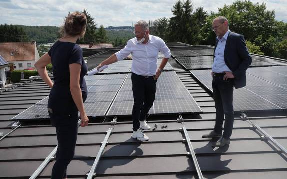 Ina Klaumann, Jörg Müller und Markus Fuchs (v.l.n.r.) besichtigten Ende Juli die Photovoltaikanlage auf dem Dach der Grundschule Heiligenwald.