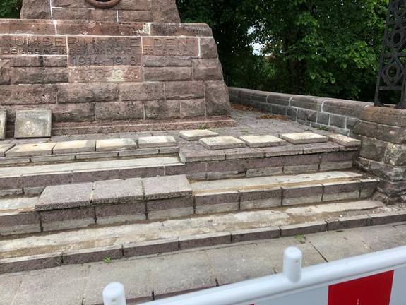 Die Platten der Treppenstufen vor dem Kriegerdenkmal sind aufgenommen und werden neu versetzt.