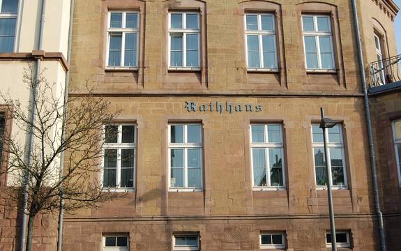 Außenansicht Fassade Rathaus Schiffweiler. Sandsteingebäude, Fensterfront.