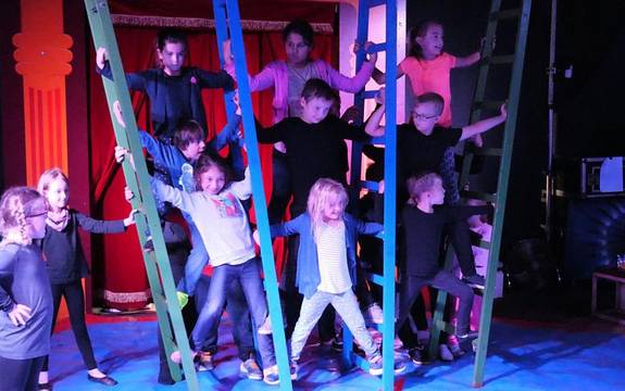 Kinder bei der Zirkusvorstellung, einer Akrobatiknummer mit Leitern