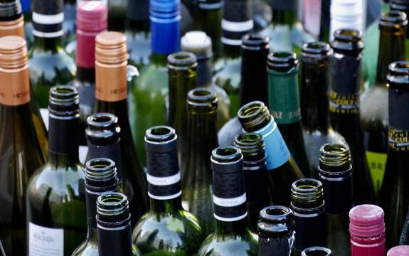 Bei Altglas bitte die Einwurfzeiten beachten, dann gibt es auch keine Probleme mit den Nachbarn. Foto: Pixabay image-371