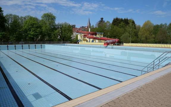 Schwimmbad Landsweiler-Reden, leeres Schwimmbecken mit Riesen-Wasserrutsche