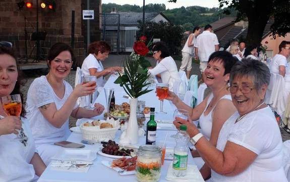 Leckeres Essen, kühle Getränke und jede Menge Spaß beim Diner en blanc 2018. Foto: Vogt/ Gemeinde image-254