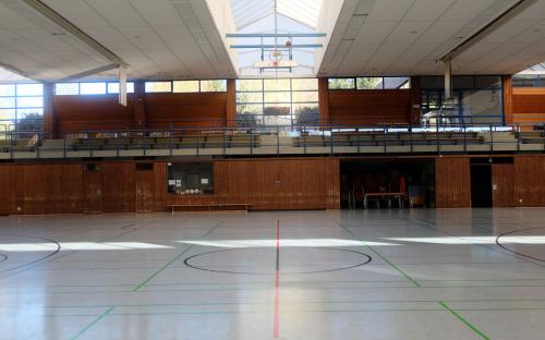 Halle mit Blick auf die Tribüne image-511